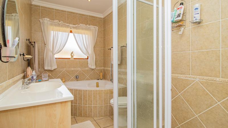 3 Bedroom Property for Sale in Sandbaai Western Cape